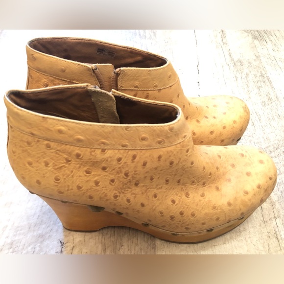UGG Genuine Ostrich Leather Nude Wedge Heel Bootie Size 7 - Picture 8 of 8